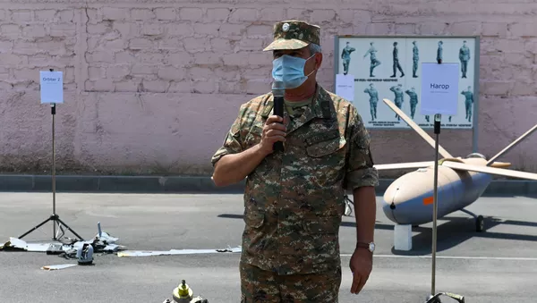 Начальник Военно-авиационного института им. маршала Ханферянца генерал-майор Даниел Балаян на показе сбитых и захваченных азербайджанских беспилотников, организованного министерством обороны Армении (21 июля 2020). Еревaн - Sputnik Армения