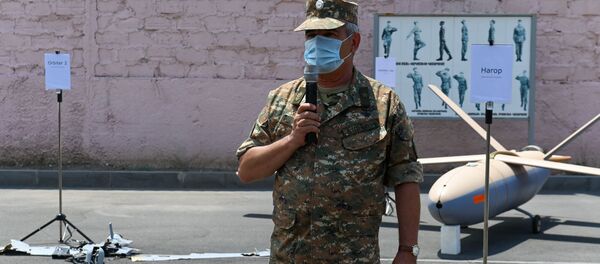 Начальник Военно-авиационного института им. маршала Ханферянца генерал-майор Даниел Балаян на показе сбитых и захваченных азербайджанских беспилотников, организованного министерством обороны Армении (21 июля 2020). Еревaн - Sputnik Армения