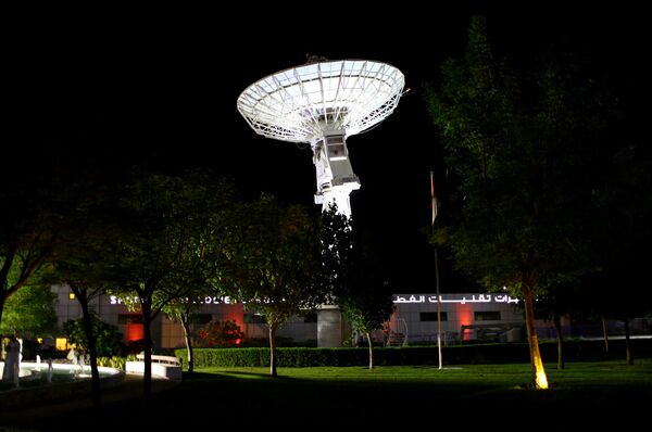Антенна на территории космического центра имени Мухаммеда бин Рашида в Дубае - Sputnik Армения