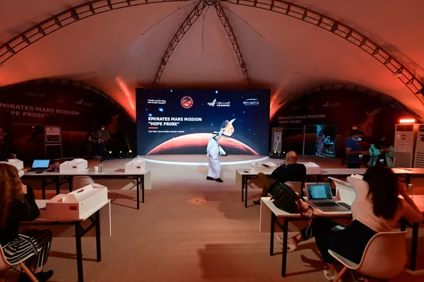 Люди ждут запуска зонда Hope в космическом центре Mohammed Bin Rashid Space Centre в Дубае Люди ждут запуска зонда Hope в космическом центре Mohammed Bin Rashid Space Centre в Дубае - Sputnik Армения