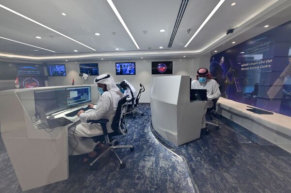 Сотрудники космического центра Mohammed Bin Rashid Space Centre в Дубае наблюдают за запуском ракеты с зондом Hope - Sputnik Армения