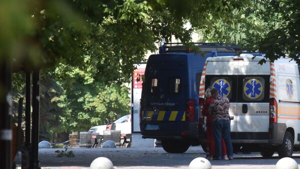 Автомобили скорой помощи на улице, где стоит автобус, захваченный мужчиной, имеющим при себе взрывчатку и оружие (21 июля 2020). Луцк - Sputnik Արմենիա