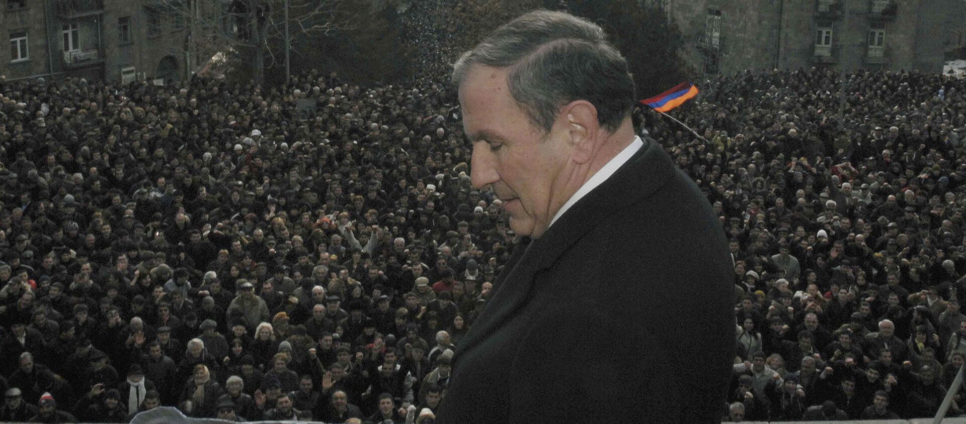 Кандидат в президенты от оппозиции Левон Тер-Петросян выступает перед сторонниками (20 февраля 2008). Еревaн - Sputnik Արմենիա, 1920, 08.03.2021