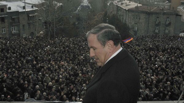 Кандидат в президенты от оппозиции Левон Тер-Петросян выступает перед сторонниками (20 февраля 2008). Еревaн - Sputnik Արմենիա