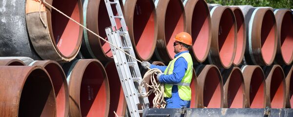 Рабочий на участке строительства газопровода. Архивное фото - Sputnik Армения