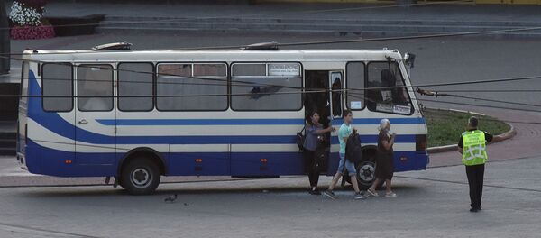 Трое заложников выходят из захваченного пассажирского автобуса в городе Луцк (21 июля 2020). Украина - Sputnik Армения