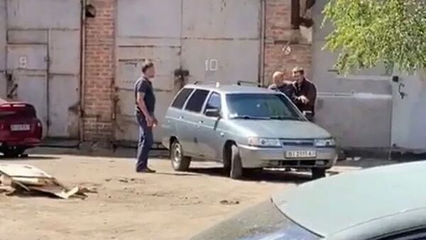 В Полтаве мужчина взял в заложники полицейского и угрожает взорвать гранату - Sputnik Армения