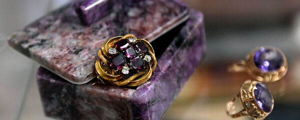 Топ-лоты из коллекции драгоценностей Л. Зыкиной, выставленные на аукцион Топ-лоты из коллекции драгоценностей Л. Зыкиной, выставленные на аукцион - Sputnik Армения