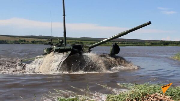 Военные ЦВО освоили подводное вождение танков - Sputnik Արմենիա