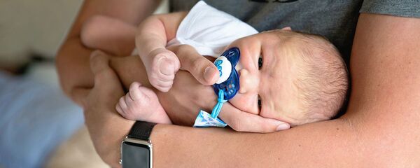 Отец с ребенком - Sputnik Армения