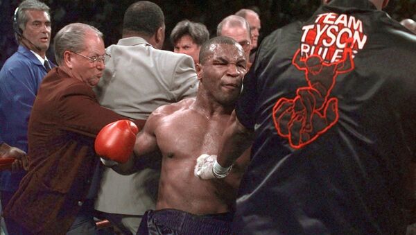 Майк Тайсон после остановки боя против Эвандера Холифилда после того, как Тайсон укусил Холифилда за оба уха в третьем раунде (28 июня 1997). Лас-Вегас - Sputnik Армения