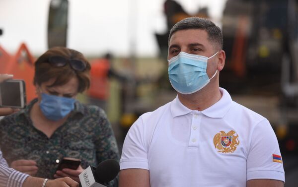 Губернатор Гегаркуникской облати Гнел Саносян отвечает на вопросы журналистов на участке ремонтных работ автодороги Цовагюх-Шоржа (24 июля 2020). Гегакуник - Sputnik Армения