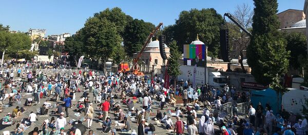 Верующие перед намазом на площади Султанахмет у собора Святой Софии (24 июля 2020). Стамбул - Sputnik Արմենիա