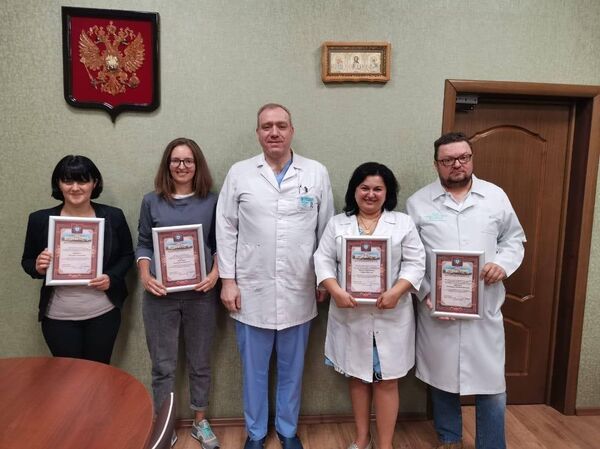 Լրիվ անհատույց. ռուսաստանցի բժիշկները հայ գործընկերների հետ պայքարում էին Covid-19-ի դեմ Լրիվ անհատույց. ռուսաստանցի բժիշկները հայ գործընկերների հետ պայքարում էին Covid-19-ի դեմ - Sputnik Արմենիա