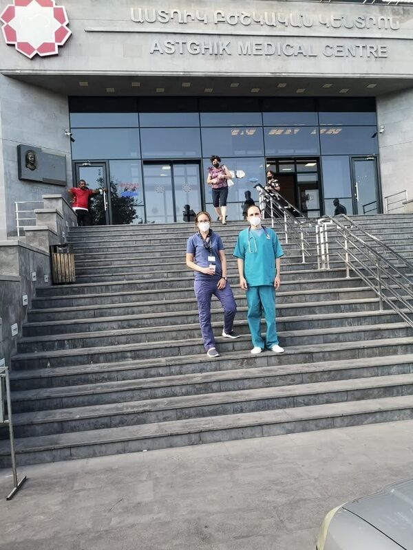 Լրիվ անհատույց. ռուսաստանցի բժիշկները հայ գործընկերների հետ պայքարում էին Covid-19-ի դեմ Լրիվ անհատույց. ռուսաստանցի բժիշկները հայ գործընկերների հետ պայքարում էին Covid-19-ի դեմ - Sputnik Արմենիա