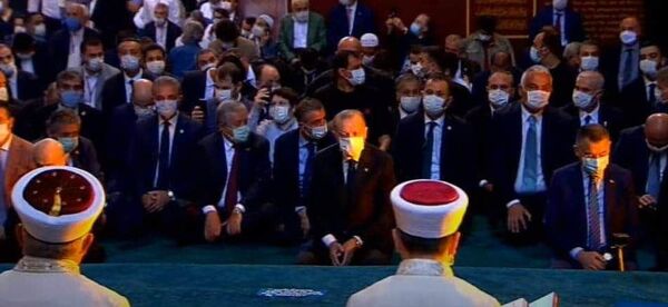 Президент Турции Реджеп Тайип Эрдоган (в центре) в соборе Святой Софии (24 июля 2020). Стамбул Президент Турции Реджеп Тайип Эрдоган (в центре) в соборе Святой Софии (24 июля 2020). Стамбул - Sputnik Армения