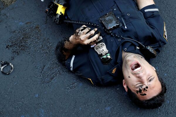 Полицейский во время протеста у Трамп-тауэр на Манхэттене, Нью-Йорк - Sputnik Армения