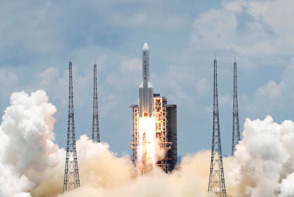 Китайская тяжелая ракета-носитель Чанчжэн-5 с первым зондом Китая для изучения Марса Тяньвэнь-1 стартует с космодрома Вэньчан, Китай - Sputnik Армения
