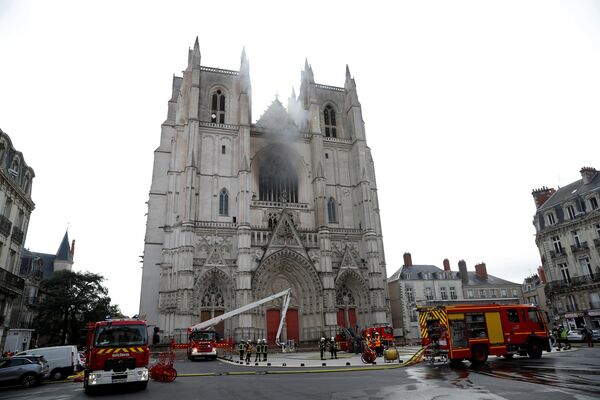 Тушение пожара в соборе святых Петра и Павла в Нанте, Франция - Sputnik Армения