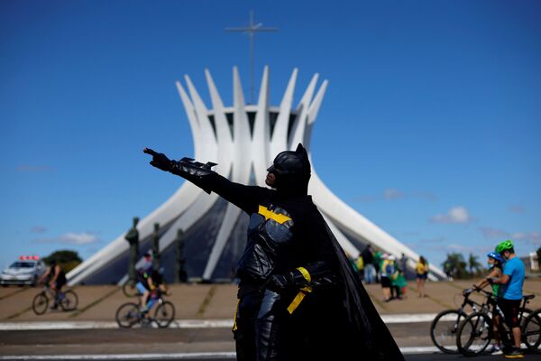 Участник протестов в костюме Бэтмена в Бразилии - Sputnik Армения