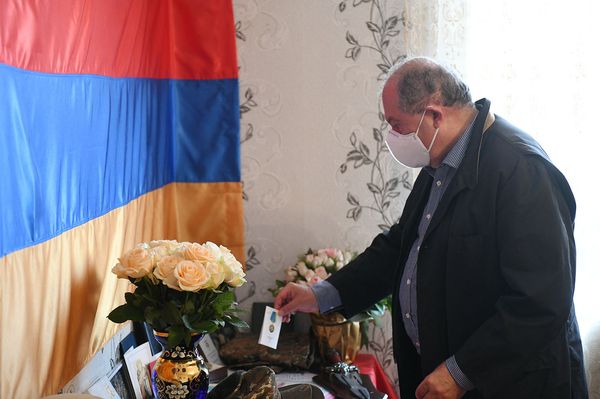 Արմեն Սարգսյանն այցելել է ադրբեջանական կրակոցների զոհ դարձած Սոս Էլբակյանի ընտանիքին - Sputnik Արմենիա