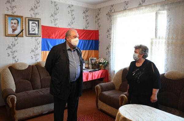 Подвиг его бессмертен: президент Армении навестил родителей офицера Соса Элбакяна - Sputnik Армения