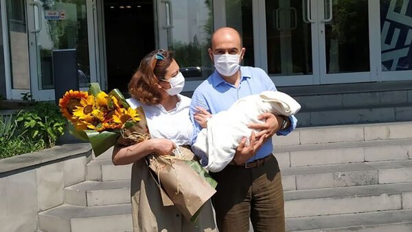 Вице-спикер НС Лена Назарян с сыном и мужем - Sputnik Արմենիա
