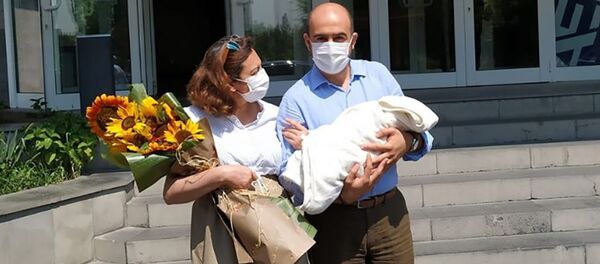 Вице-спикер НС Лена Назарян с сыном и мужем Вице-спикер НС Лена Назарян с сыном и мужем - Sputnik Արմենիա