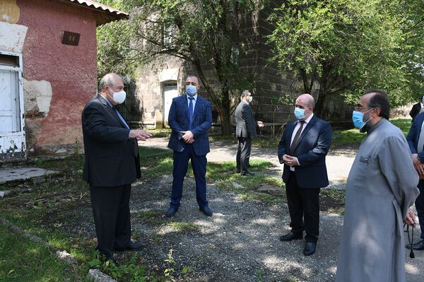 Հարվածը եղել է կրկին ցավոտ տեղին. նախագահը կօգնի Գյումրիում անձրևից տուժած ընտանիքներին Հարվածը եղել է կրկին ցավոտ տեղին. նախագահը կօգնի Գյումրիում անձրևից տուժած ընտանիքներին - Sputnik Արմենիա