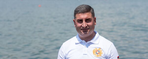 Губернатор Гегаркуникской облати Гнел Саносян после пресс-конференции на берегу озера Севан (24 июля 2020). Гегаркуник - Sputnik Армения