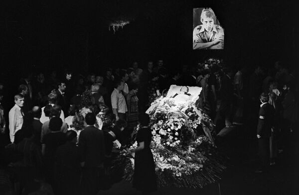 О смерти Высоцкого узнали через день: почему о кончине всесоюзного кумира умолчали - Sputnik Армения