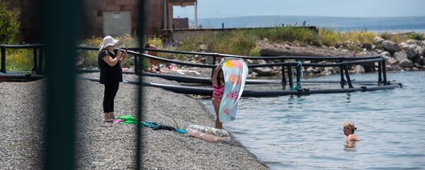 Отдыхающие на озере Севан Отдыхающие на озере Севан - Sputnik Արմենիա