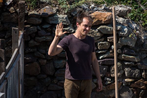 Американец купил дом в армянской глубинке и живет в нем с дюжиной кошек Американец купил дом в армянской глубинке и живет в нем с дюжиной кошек - Sputnik Армения