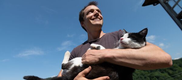 Писатель Грегори Дил в своем доме в селе Калаван, Гегаркуник - Sputnik Армения