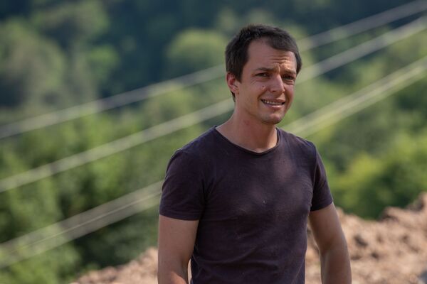 Американец купил дом в армянской глубинке и живет в нем с дюжиной кошек Американец купил дом в армянской глубинке и живет в нем с дюжиной кошек - Sputnik Армения