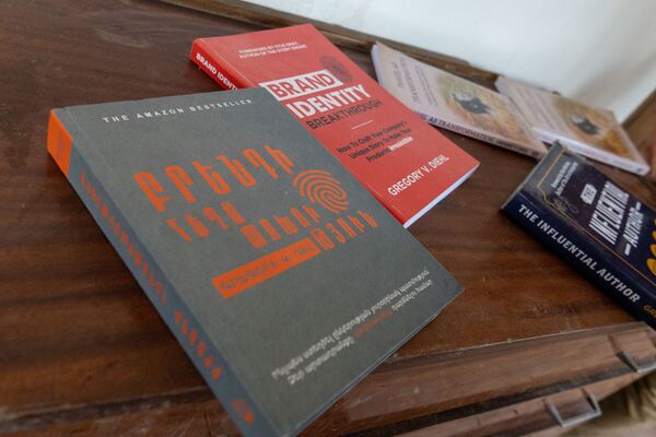 Американец купил дом в армянской глубинке и живет в нем с дюжиной кошек Американец купил дом в армянской глубинке и живет в нем с дюжиной кошек - Sputnik Армения