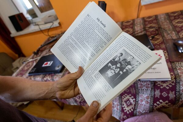 Американец купил дом в армянской глубинке и живет в нем с дюжиной кошек Американец купил дом в армянской глубинке и живет в нем с дюжиной кошек - Sputnik Армения