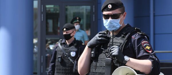 Сотрудники полиции возле здания Мещанского суда в Москве - Sputnik Արմենիա