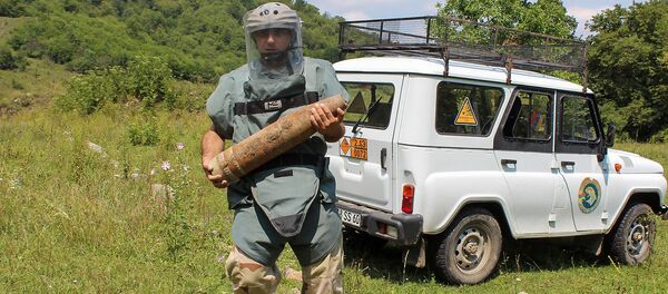 Специалисты Центра гуманитарного разминирования и экспертизы во время работы в селах Чинари и Чоратан Тавушской области - Sputnik Արմենիա