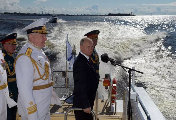 Президент РФ, верховный главнокомандующий Владимир Путин приветствует участников Главного военно-морского парада по случаю Дня Военно-морского флота РФ на Кронштадтском рейде в Финском заливе Президент РФ, верховный главнокомандующий Владимир Путин приветствует участников Главного военно-морского парада по случаю Дня Военно-морского флота РФ на Кронштадтском рейде в Финском заливе - Sputnik Армения