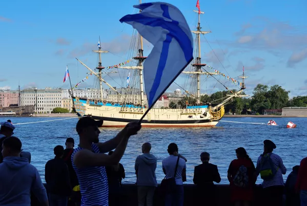 Жители собрались на набережной Санкт-Петербурга во время Главного военно-морского парада России Жители собрались на набережной Санкт-Петербурга во время Главного военно-морского парада России - Sputnik Армения
