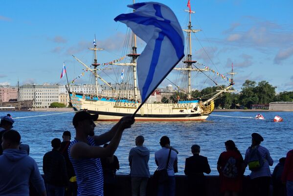 Жители собрались на набережной Санкт-Петербурга во время Главного военно-морского парада России - Sputnik Армения