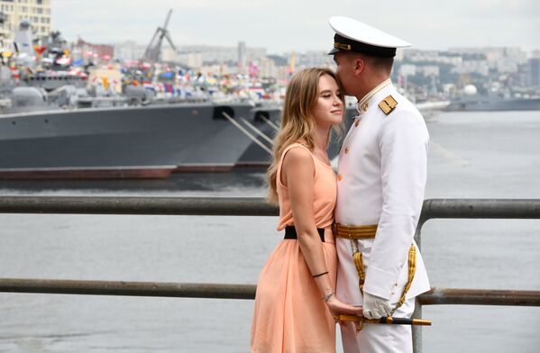 Пара на параде в честь Дня Военно-морского флота во Владивостоке - Sputnik Армения