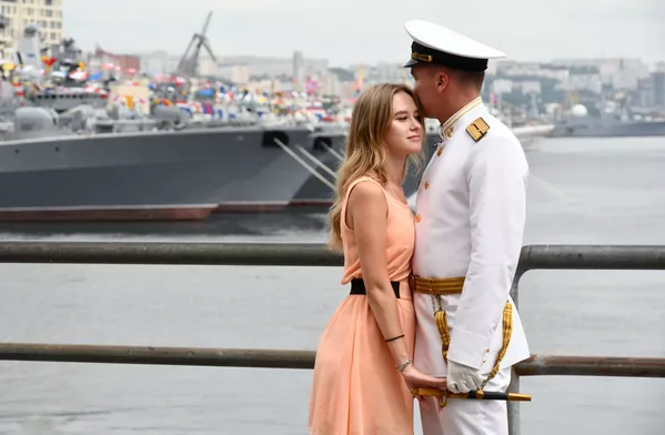 Пара на параде в честь Дня Военно-морского флота во Владивостоке Пара на параде в честь Дня Военно-морского флота во Владивостоке - Sputnik Армения
