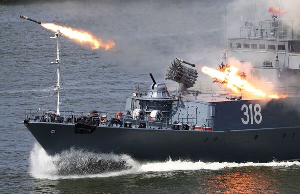 Малый противолодочный корабль «Алексин» во время празднования Дня Военно-морского флота в Балтийске  - Sputnik Армения