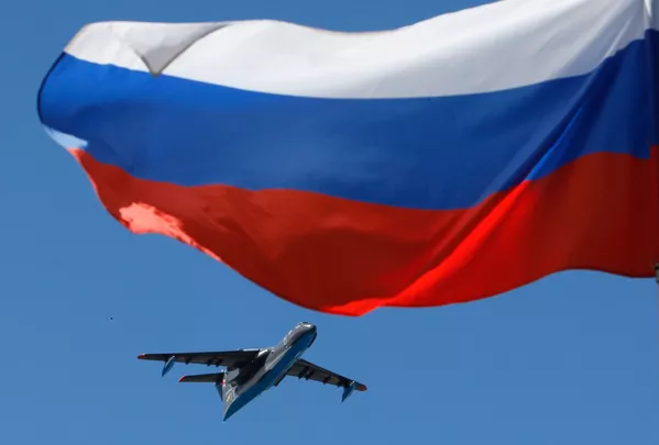 Самолет-амфибия Бе-200 в небе во время Главного военно-морского парада по случаю Дня Военно-морского флота РФ в Санкт-Петербурге Самолет-амфибия Бе-200 в небе во время Главного военно-морского парада по случаю Дня Военно-морского флота РФ в Санкт-Петербурге - Sputnik Армения