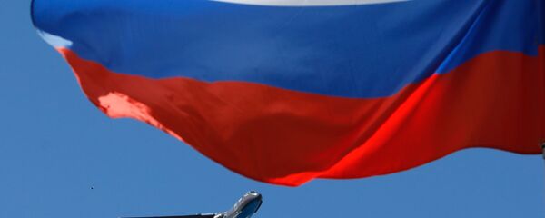 Самолет-амфибия Бе-200 в небе во время Главного военно-морского парада по случаю Дня Военно-морского флота РФ в Санкт-Петербурге - Sputnik Армения