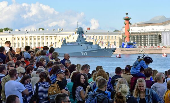 Жители на набережной Санкт-Петербурга, чтобы посмотреть проход кораблей во время Главного военно-морского парада России - Sputnik Армения