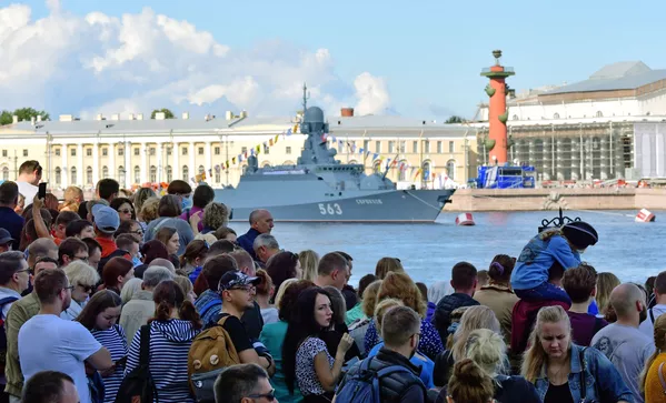 Жители на набережной Санкт-Петербурга, чтобы посмотреть проход кораблей во время Главного военно-морского парада России Жители на набережной Санкт-Петербурга, чтобы посмотреть проход кораблей во время Главного военно-морского парада России - Sputnik Армения