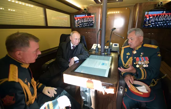 Президент РФ, верховный главнокомандующий Владимир Путин, министр обороны РФ Сергей Шойгу (справа) и командующий войсками Западного военного округа Александр Журавлев (слева) в каюте президентского катера во время перехода в акваторию Финского залива Президент РФ, верховный главнокомандующий Владимир Путин, министр обороны РФ Сергей Шойгу (справа) и командующий войсками Западного военного округа Александр Журавлев (слева) в каюте президентского катера во время перехода в акваторию Финского залива - Sputnik Армения